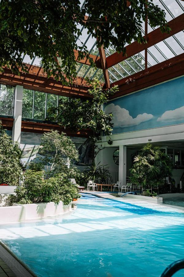 Rahat Palace Hotel Almatî Exterior foto The interior of the swimming pool