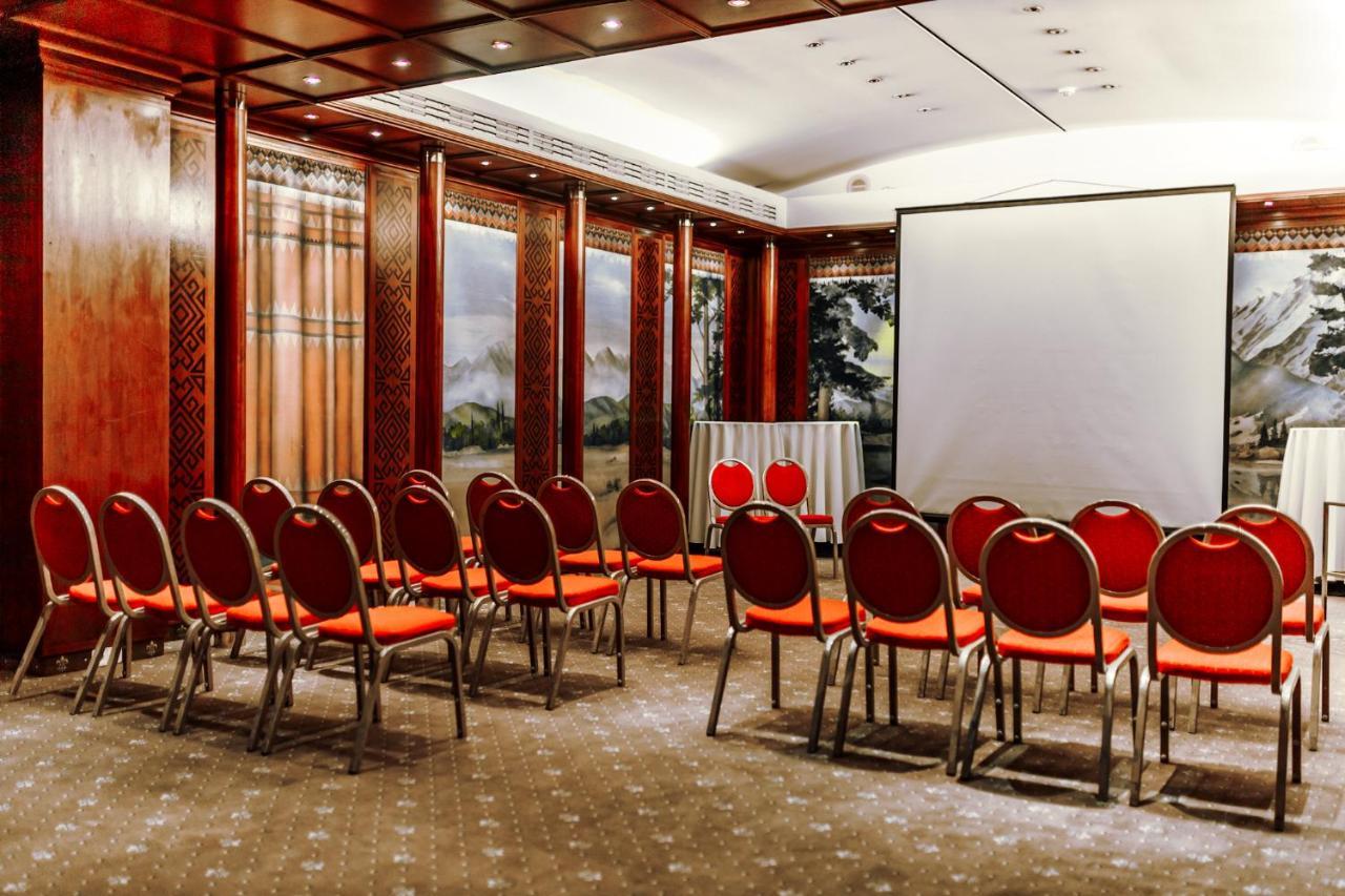 Rahat Palace Hotel Almatî Exterior foto A meeting room