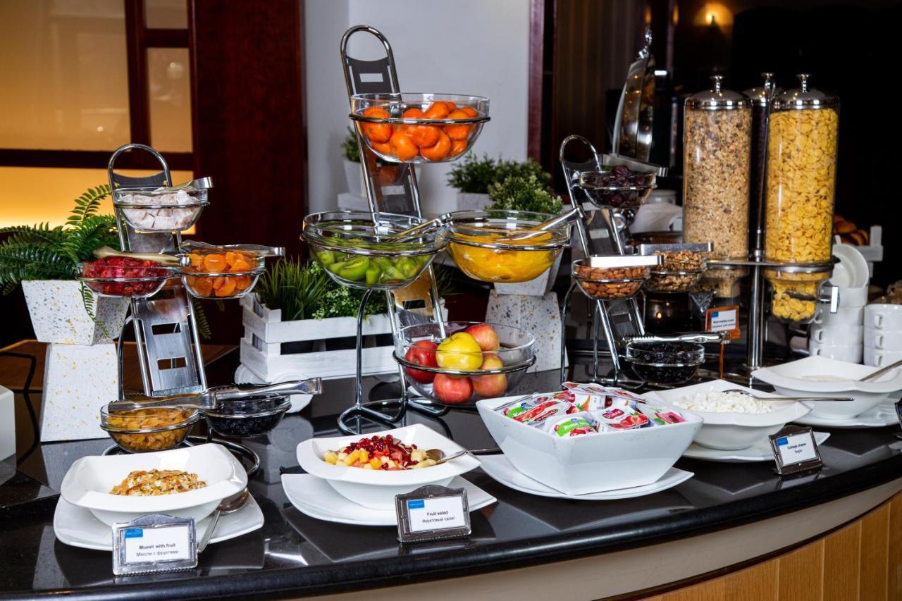 Rahat Palace Hotel Almatî Exterior foto A breakfast buffet
