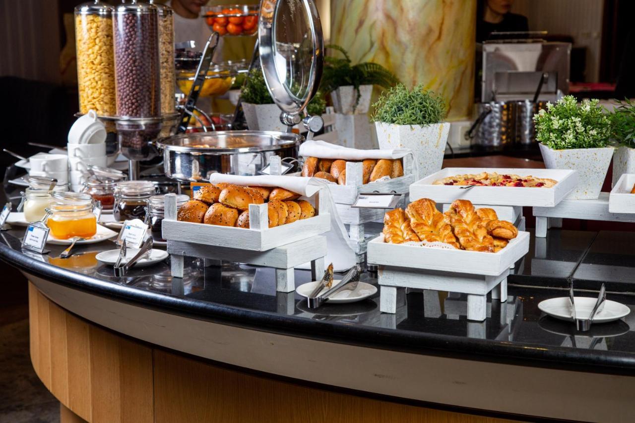 Rahat Palace Hotel Almatî Exterior foto A breakfast buffet