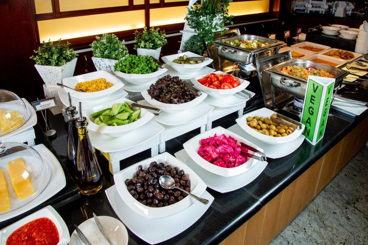 Rahat Palace Hotel Almatî Exterior foto A salad bar