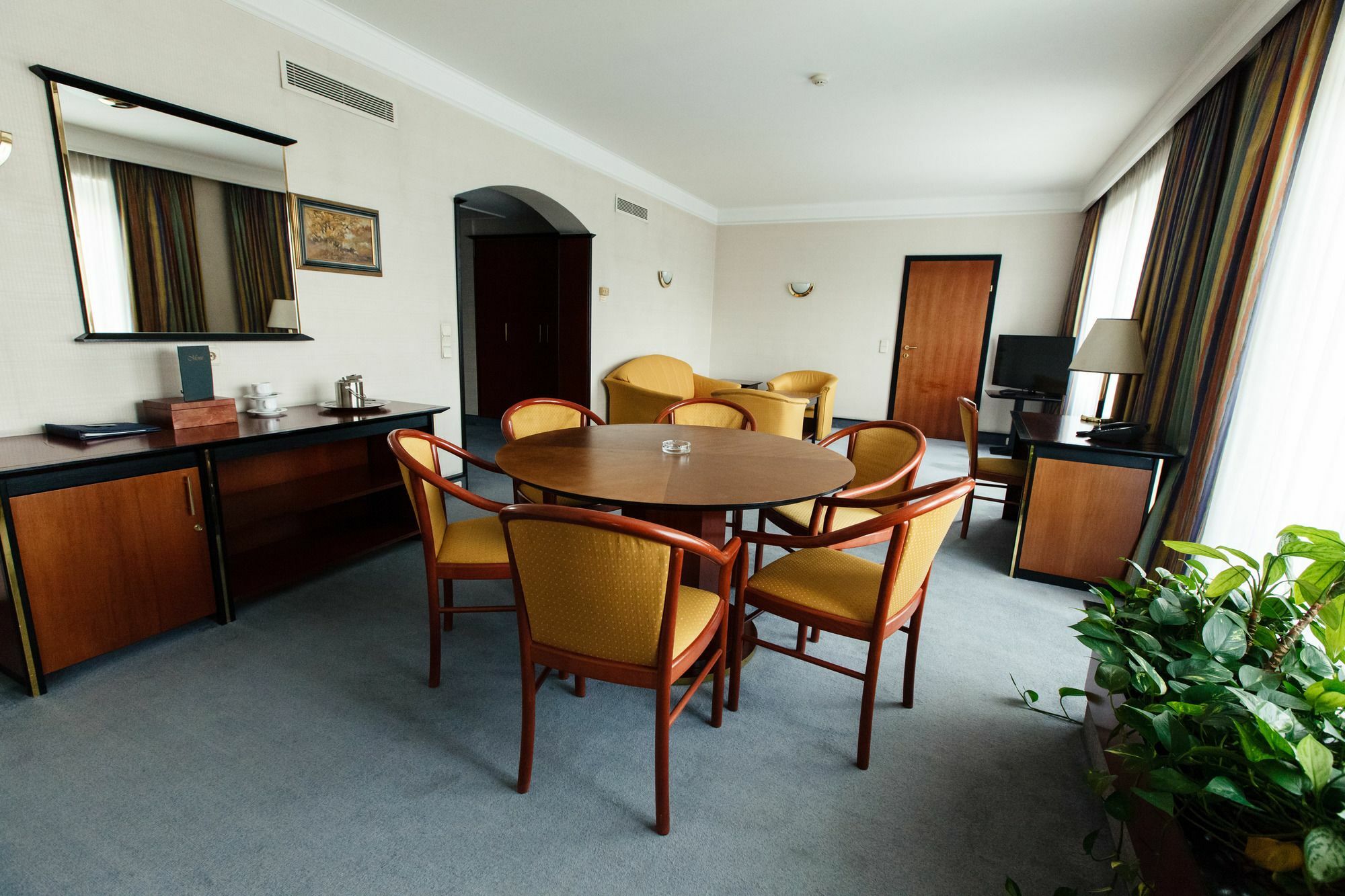 Rahat Palace Hotel Almatî Exterior foto A suite at the Grand Hotel